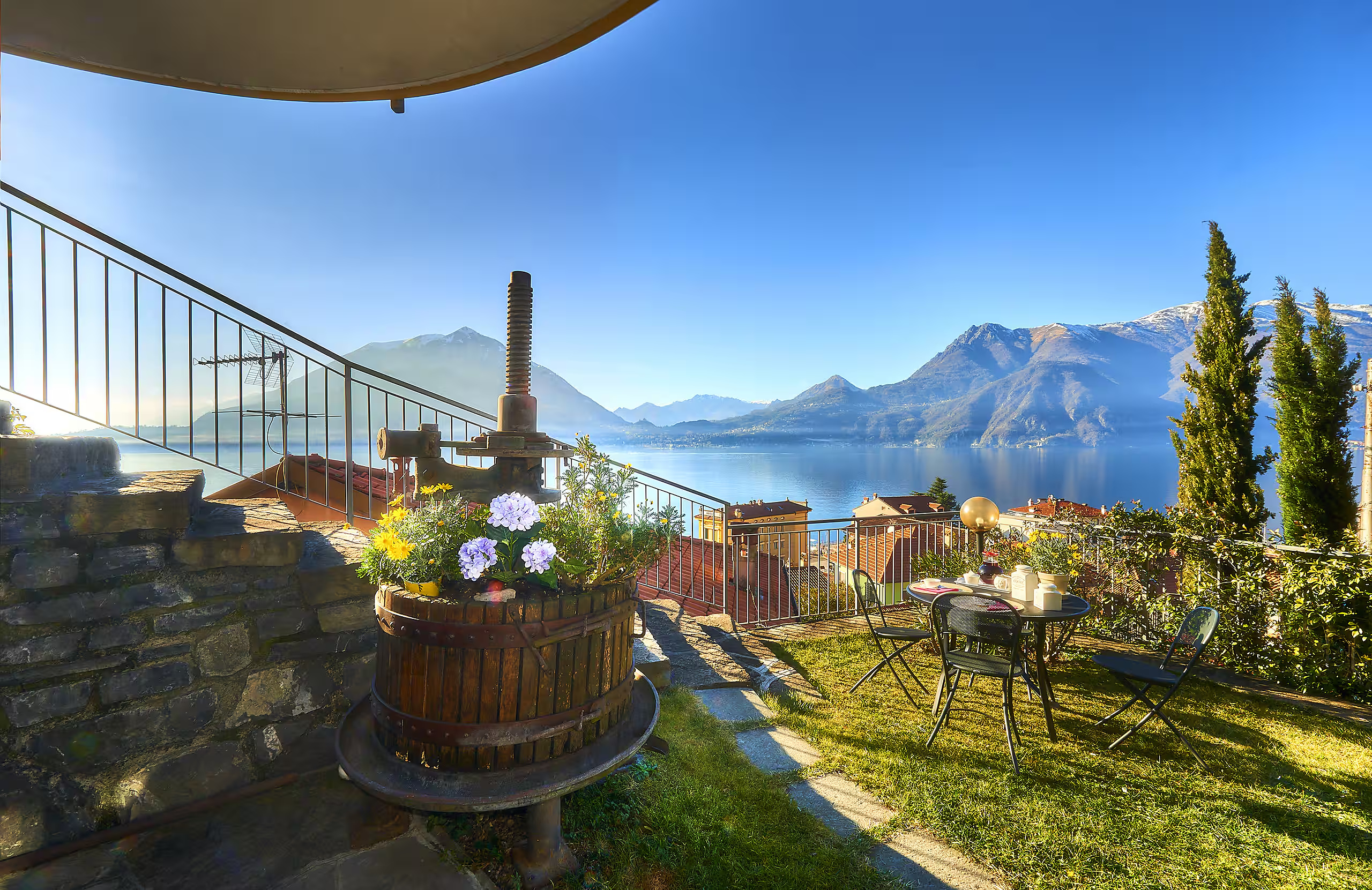 Lake-view garden with outdoor dining at Sweet Escape