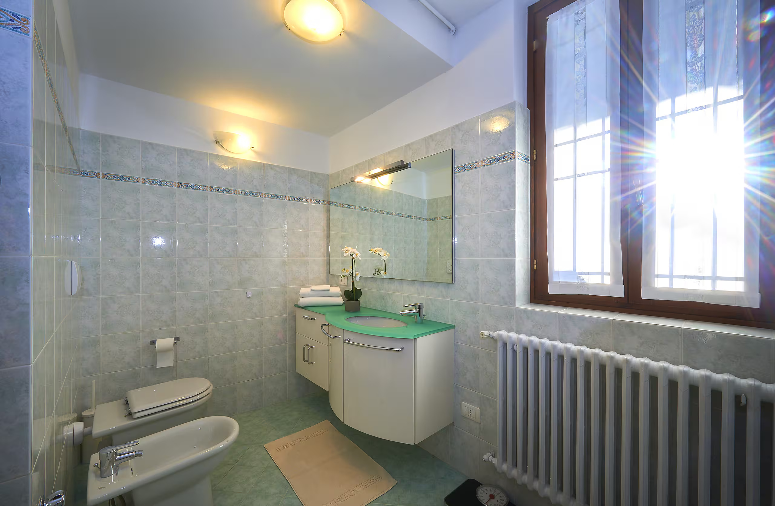 Bathroom with shower, bidet and guest amenities